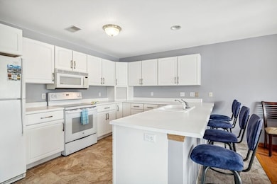 05_2345SPointeWay_5_Kitchen_LowRes