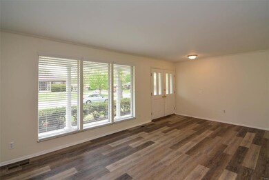Lots of light in the spacious living room!
