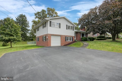 1042 Laurich Dr, Chambersburg, PA 17202 - photo 2