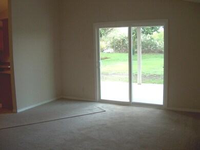 HPIM4288 Bainbury LR to patio