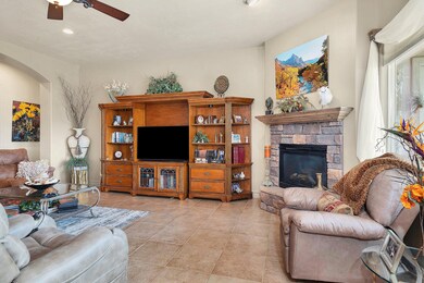 003_24-2743wdesertspringsrd24_104