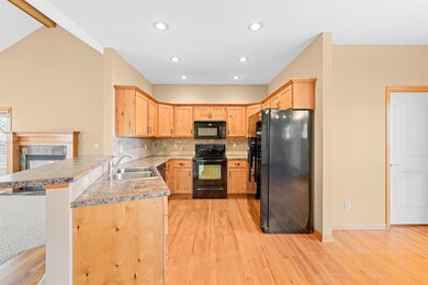 1869 Overlook Dr, Salina, KS 67401 - photo 4