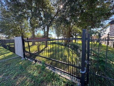 769 Lucky St, Houston, TX 77088 - photo 5