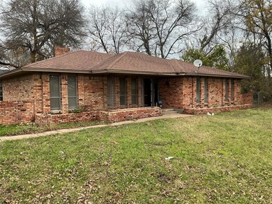 View of front facade featuring a front yard