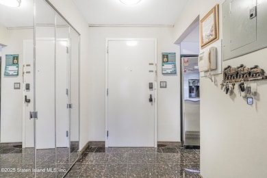 40 Wellington Ct unit 2A, Staten Island, NY 10314 - photo 2