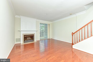 1728 Kingsgate Ct, Alexandria, VA 22302 - photo 3