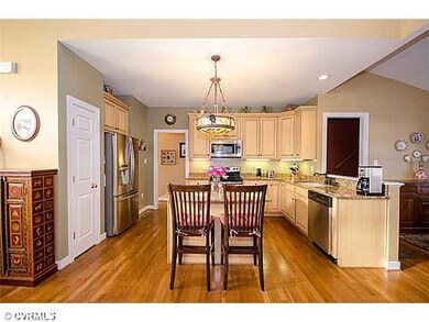 Kitchen - Gorgeous granite and cabinetry! Undercab
