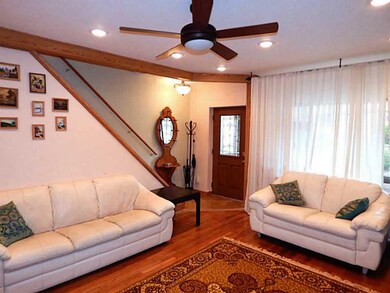 Entry/Foyer.
