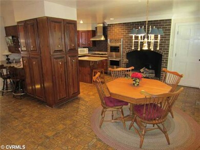 Kitchen - Perfect Eat-In Area Opens into the Gorge