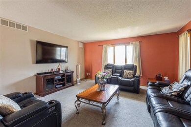 2330 31st St SW, Cedar Rapids, IA 52404 - photo 4