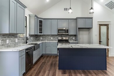 521 W Oakdale St, Cleburne, TX 76031 - photo 6