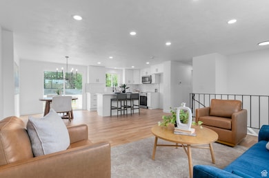 920 E Violet Cir, Sandy, UT 84094 - photo 2