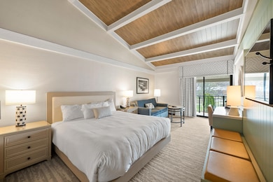 King Bed w Pull Out Couch