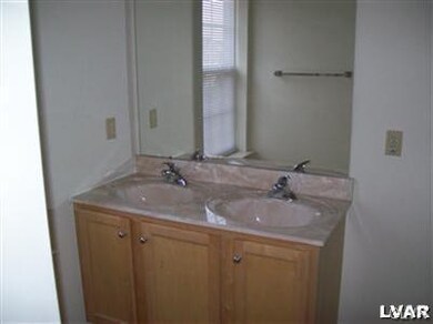 6842 Hunt Dr, Macungie, PA 18062 - photo 7