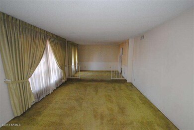 LIVING ROOM/DINING ROOM