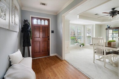 Entryway featuring visible vents, crown molding, c