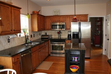 Large Kitchen w/granite & stainless appliances