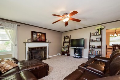 007-Living_Room-2766148-medium[1]