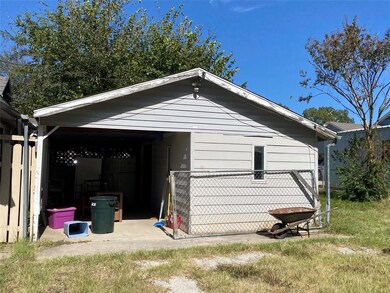 1124 N Culberson St, Gainesville, TX 76240 - photo 3