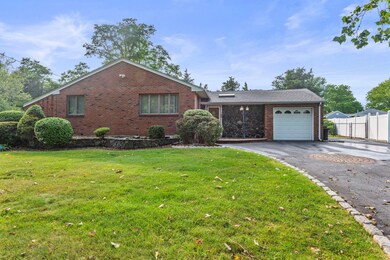 60 Wheatfield Ln, ComMacK, NY 11725 - photo 2