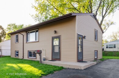 114 Del Rio Rd, Carpentersville, IL 60110 - photo 4