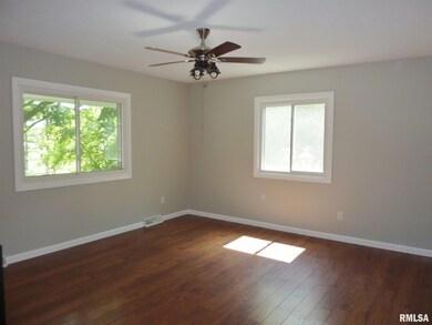 131 Westerfield Rd, Davenport, IA 52806 - photo 4