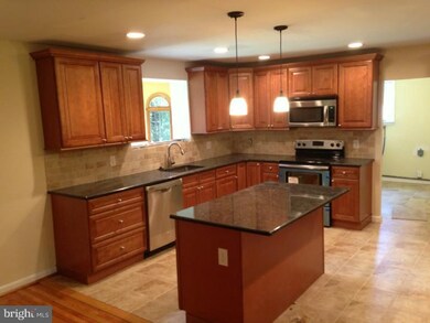 215 Brookthorpe Cir, Broomall, PA 19008 - photo 2