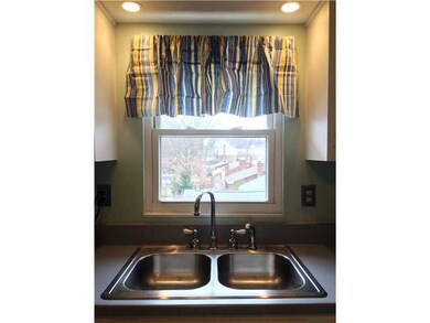 Kitchen. Nice Faucet!