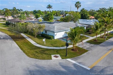 570 Oakwood Ln, Weston, FL 33326 - photo 4