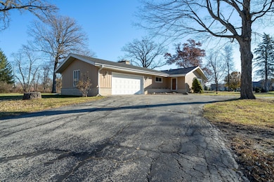 W176N4932 Christopher Ct, Menomonee Falls, WI 53051 - photo 2