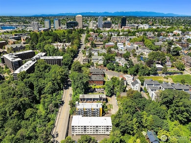 2233 NE 46th St, Seattle, WA 98105 - photo 4