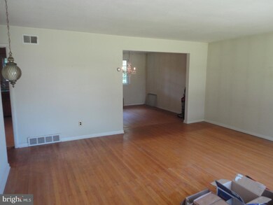 4946 Jackson Dr, Brookhaven, PA 19015 - photo 2