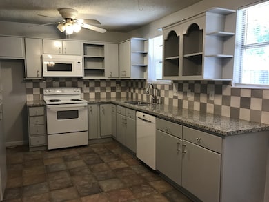 211 Brigadoon Ln, Friendswood, TX 77546 - photo 3