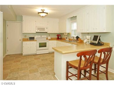Interior Space/Layout - Updated eat-in kitchen wit