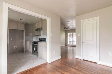 1047 W 30th St, Houston, TX 77018 - photo 5