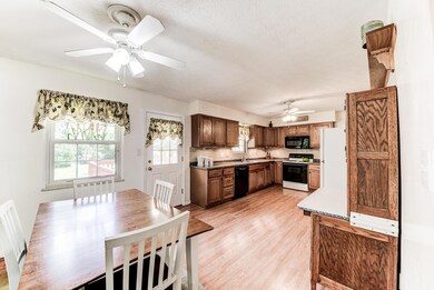 eat-in kitchen