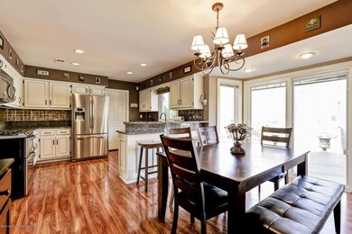 Eat-in-Kitchen