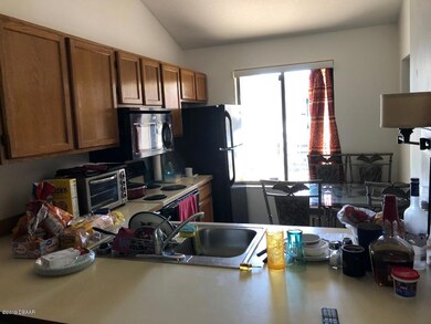 Kitchen w/breakfast bar