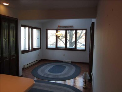 Kitchen. THE EAT IN KITCHEN DESIGN ALLOWS A VIEW O