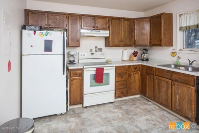 Unit 2 Kitchen_DMD_3423-SMALL