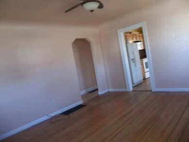 315 Living Room<|><|>
