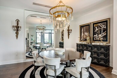 The spacious dining room accommodates larger furni