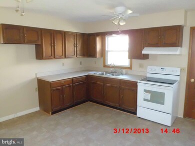 305 Walton St, Strasburg, VA 22657 - photo 6