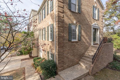 8010 Merry Oaks Ln, Vienna, VA 22182 - photo 2