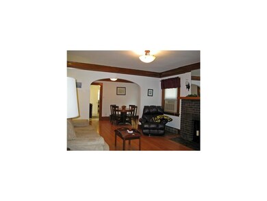 Living Room. Larger Crown Molding