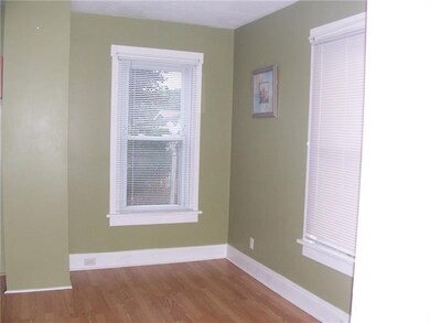 Dining room/kitchen combo Nice and bright all fres