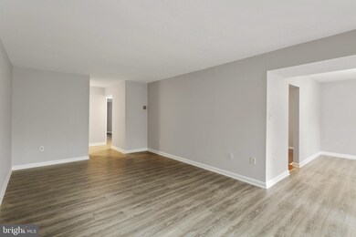 9810 Kingsbridge Dr unit 1, Fairfax, VA 22031 - photo 5