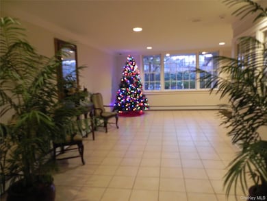 Consulate on the Park unit 110, Tuckahoe, NY 10707 - photo 4