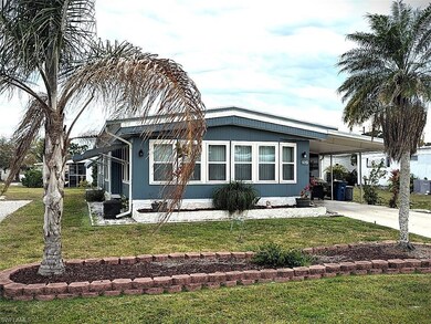 Manufactured / mobile home with a front yard, driv
