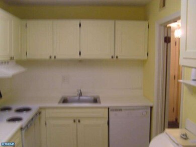 135 Woodstream Dr, Norristown, PA 19403 - photo 3